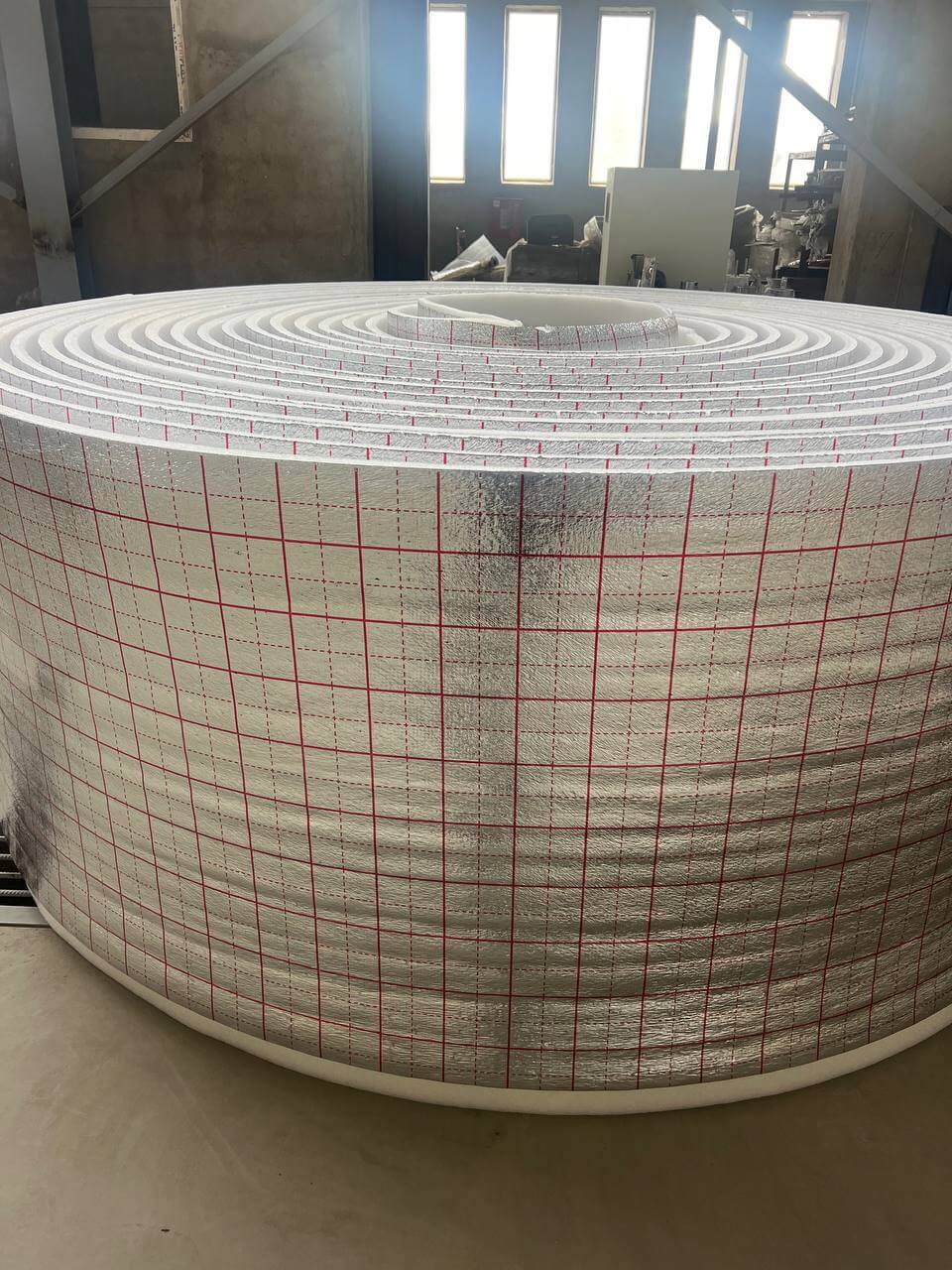 50 mm qalınlığında folqa örtüklü rulon izolyasiya – istilik və səs izolyasiyası üçün ideal material.